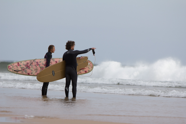 Basti und Aline suchen sich ihren Peak am Strand von Zavial