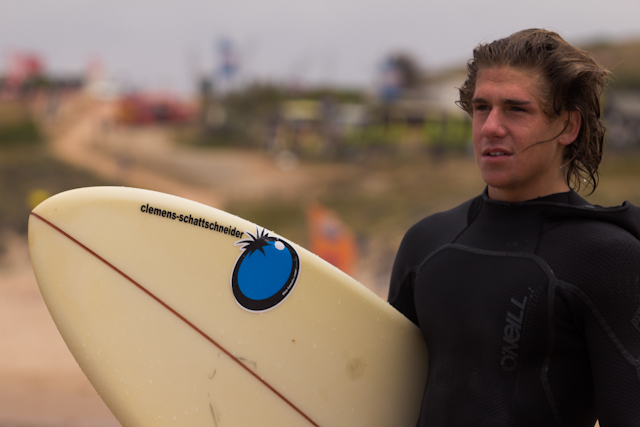Clemens checkt die Wellen der Südküste