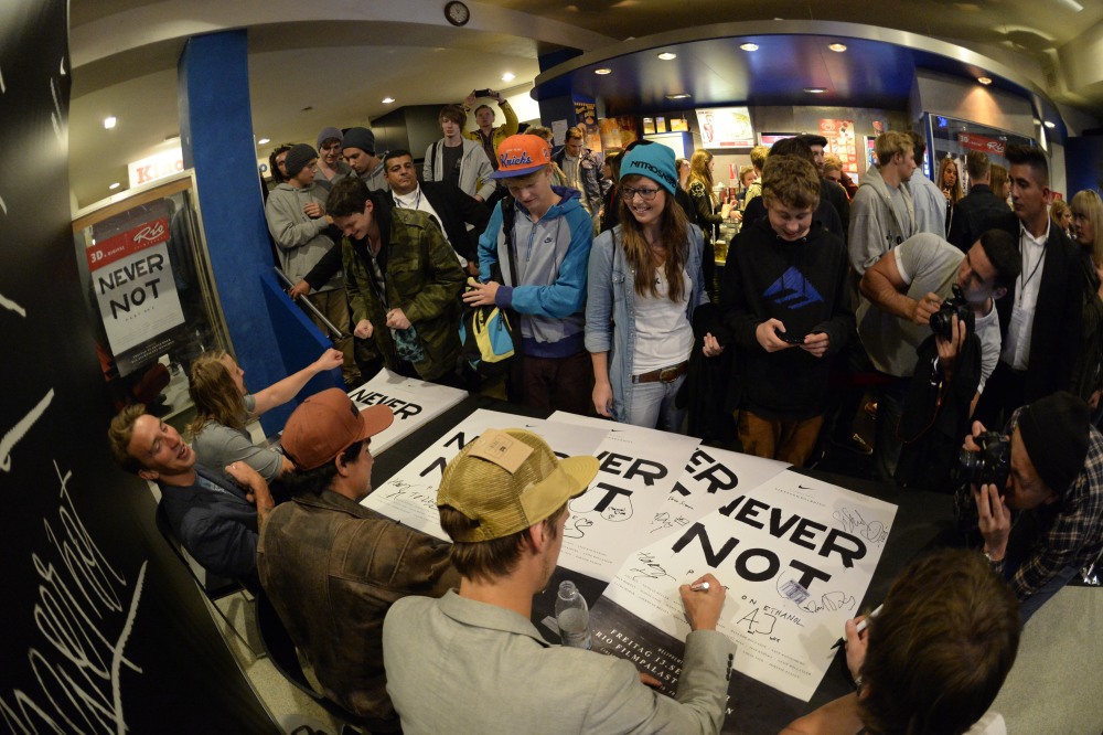 Nach der Vorstellung gab's noch Autogramme von den Fahrern aus dem Film.