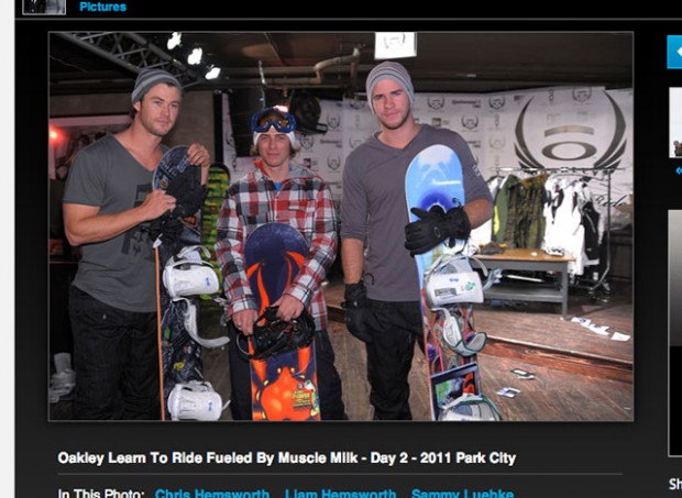 Quelle: http://www.zimbio.com/photos/Chris+Hemsworth/Liam+Hemsworth/Oakley+Learn+Ride+Fueled+Muscle+Milk+Day+2/hdK6Wy_dfpT