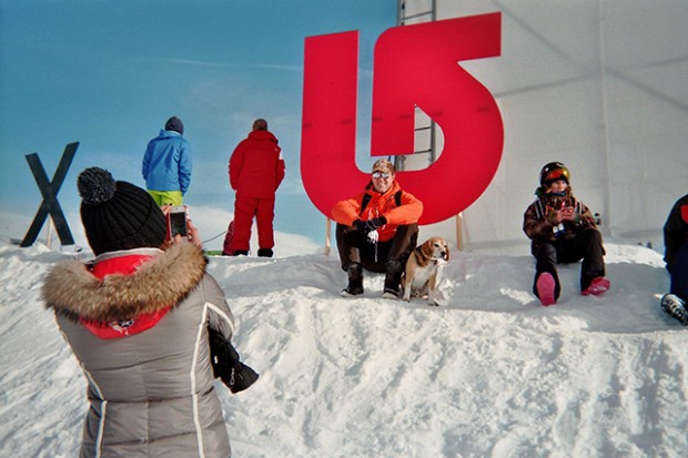 Fans posieren mit Hund und Burton Logo