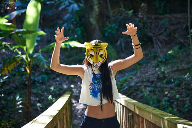 Burton hat auch ein paar professionelle Models ans Set geholt, um unsere eher mäßigen Leistungen vor der Kamera zu Kompensieren. Das ist Rebecca, die vor dem Dschungel-Hintergrund Vollgas gibt. Sie hat