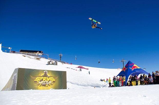 Kommen wir zum Sieger des diesjährigen Spring Battles - und zwar nicht nur am Kicker, sondern auch an der Bar! Billy Morgan (GBR) (hier beim Backflip) stompte im Finale einen Triple Cork 1620. Noch mal zum Mitschreiben: TRIPLE. CORK. 1620. Das Ding war einfach nur Abartig, die Queen ist amused!