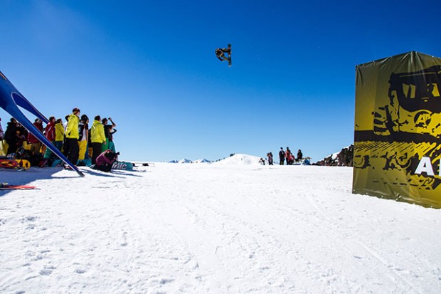 Clemens Schattschneider zeigte im Finale einen der größten Triple Corks, die wir je gesehen haben! "Ich fliege gerne etwas weiter", erklärte uns der österreichische Olympionike am Abend nach dem Finale bei einem Bierchen an der Bar. Am Ende landete Clemens auf einem absolut verdienten zweiten Platz. Foto: Matt McHattie