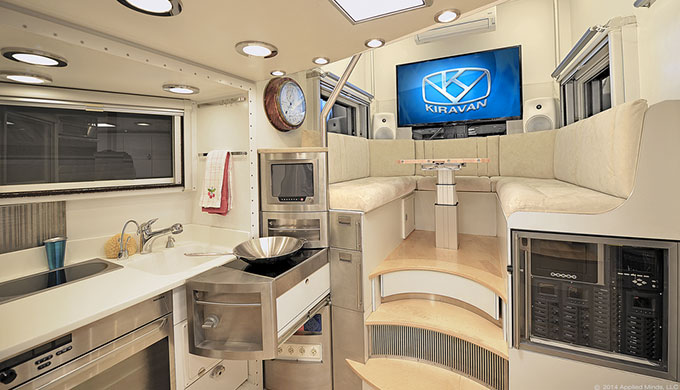 Das gemütliche Esszimmer kann selbstverständlich in eine Chill-Area umfunktioniert werden. So haben noch mehr Freunde eine Schlafgelegenheit.