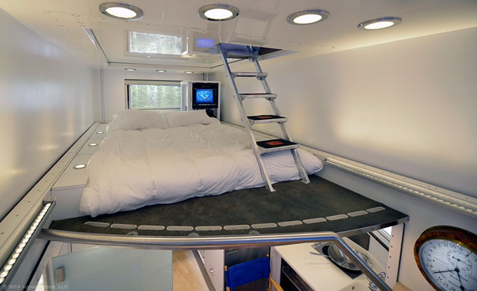 Durch das ausfahrbare Dach werden die oberen Stockwerke zu Schlafkabinen. Über die Leiter gelangt man zur gemütlichen Schlafkoje.