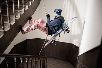 Im Vorspann der Sendung seilt sich die Freeride-Weltmeisterin Aline Bock durch das Treppenhaus einer alten Villa ab. Auch Felix Georgii hat mitgewirkt.