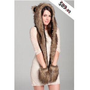 Die Überbleibsel des Bärenfells vorm Kamin