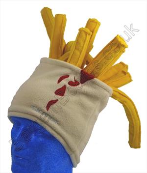 Der Pommes-Hut. Mit Ketchup