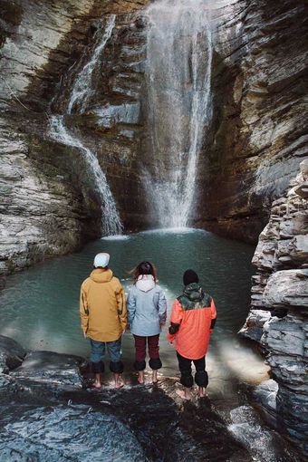 Oakley, left to right: Solitude jacket - 3L Gore-Tex - £485 | Solitude pants - 3L Gore-Tex - £390 | High Five jacket - 15,000mm/15,000g - £250 | Promised Land pants - 15,000mm/15,000g - £175 | Cedar Ridge jacket - 10,000mm/10,000g - £220 | Jackpot pants - 15,000mm/15,000g - £220