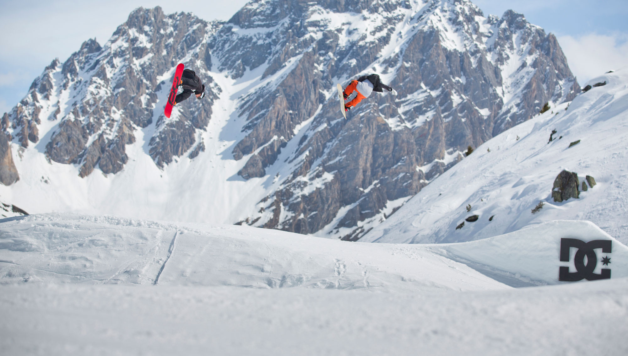 Mons Roisland und Sebbe de Buck nehmen sich den DC Area 43 Booter gemeinsam vor.