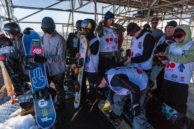 Auch Pro Snowboarder müssen Schlange stehen.