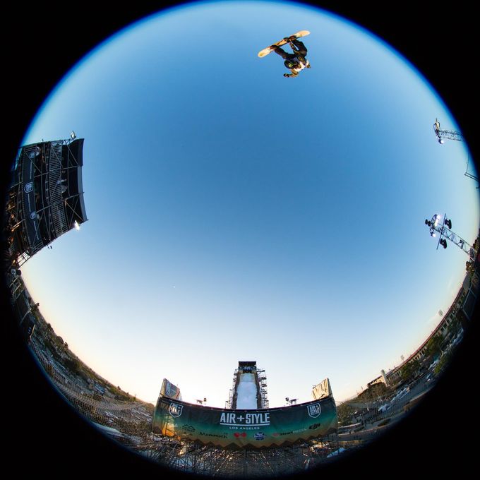 Sebbe de Buck blickt in seine Zukunft in der Kristallkugel. Und sie sieht rosig aus. 