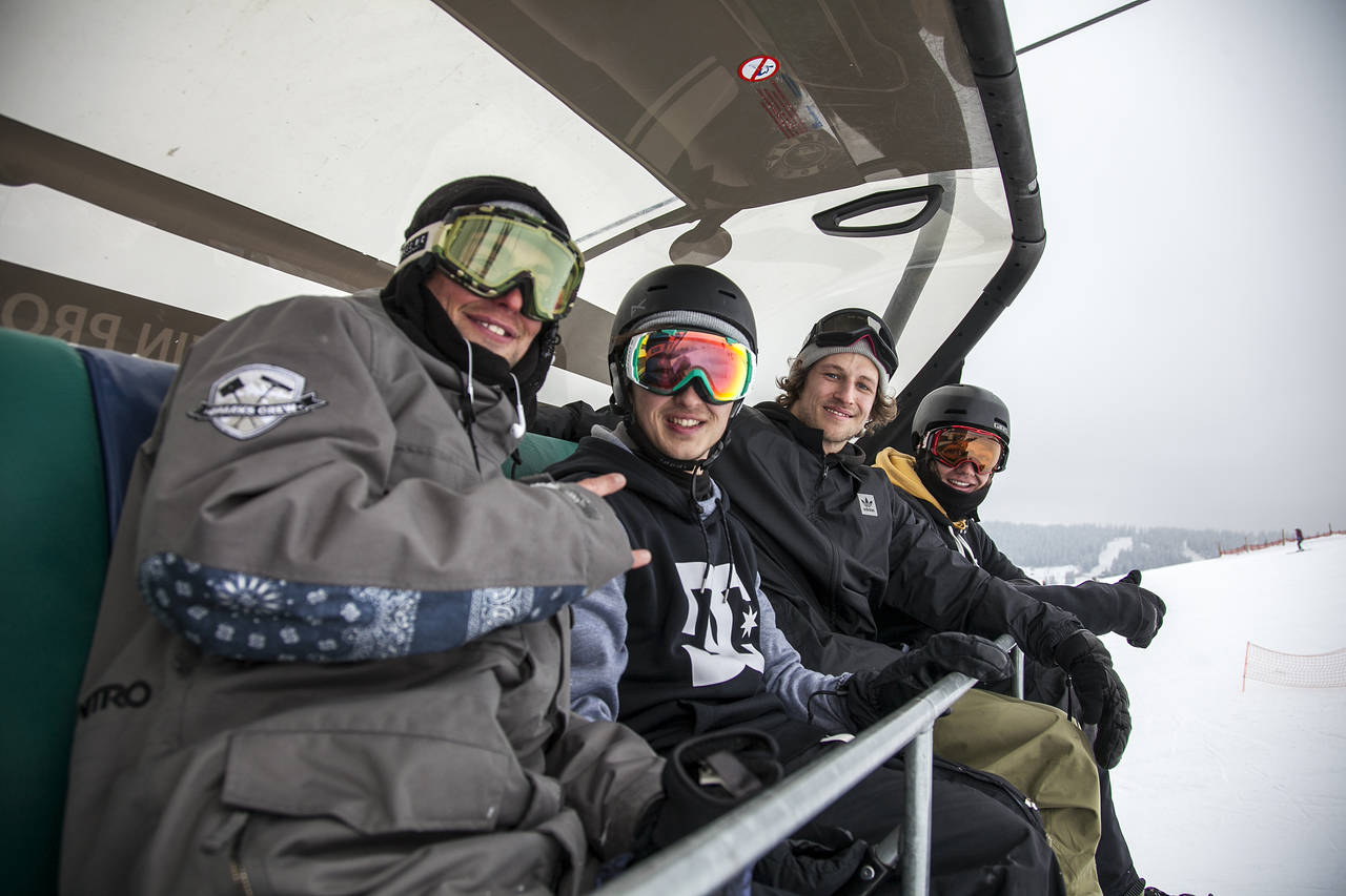 Crew gets lifted. Photo: Martin Herrmann