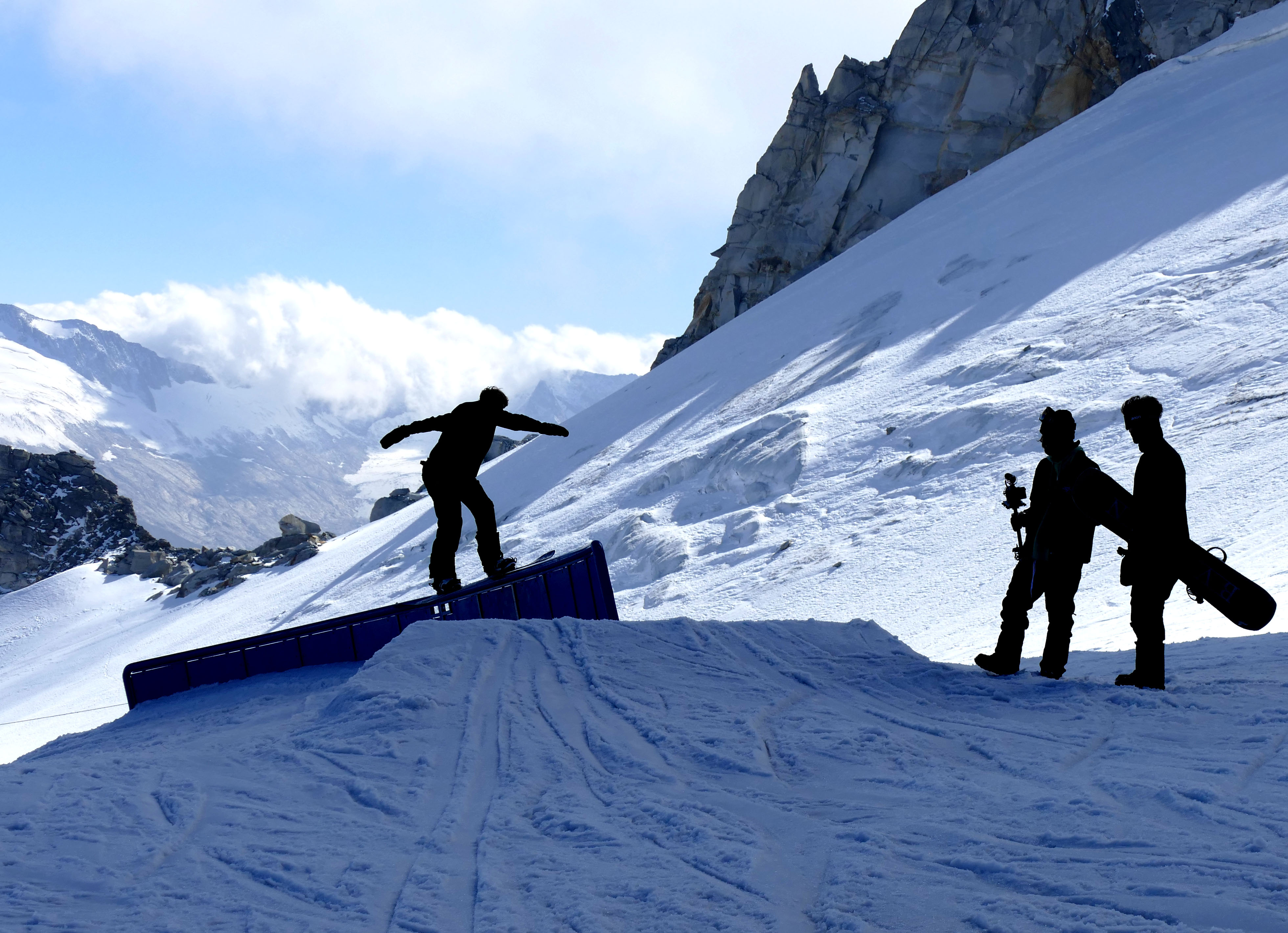 action_martinazollner-curved