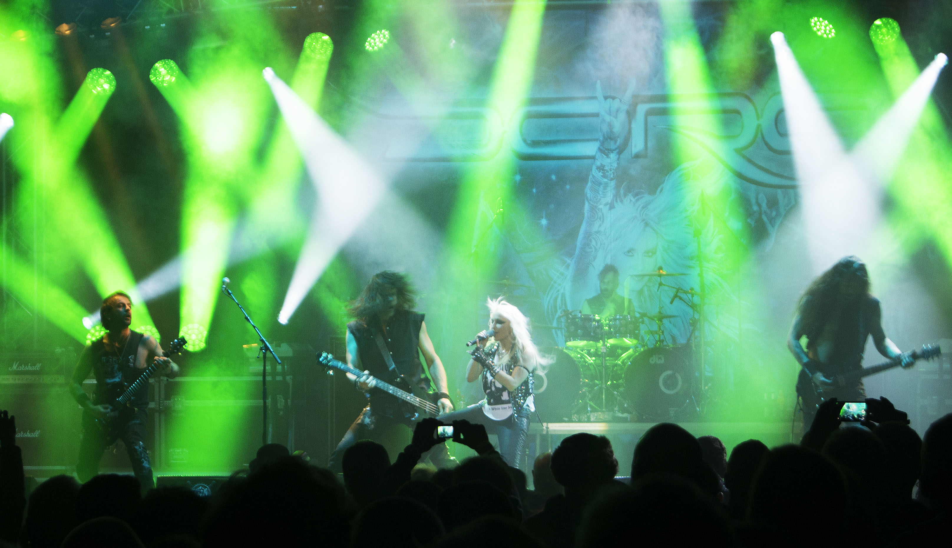 Die Metal-Queen Doro Pesch heizte ordentlich ein. Foto: Bobby Rajcsanyi