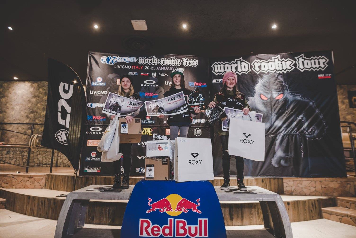 Podium Grom Girls: 1. Mia Brookes (GBR) 2. Elena Schutz (SUI) 3. Evy Poppe (BEL)