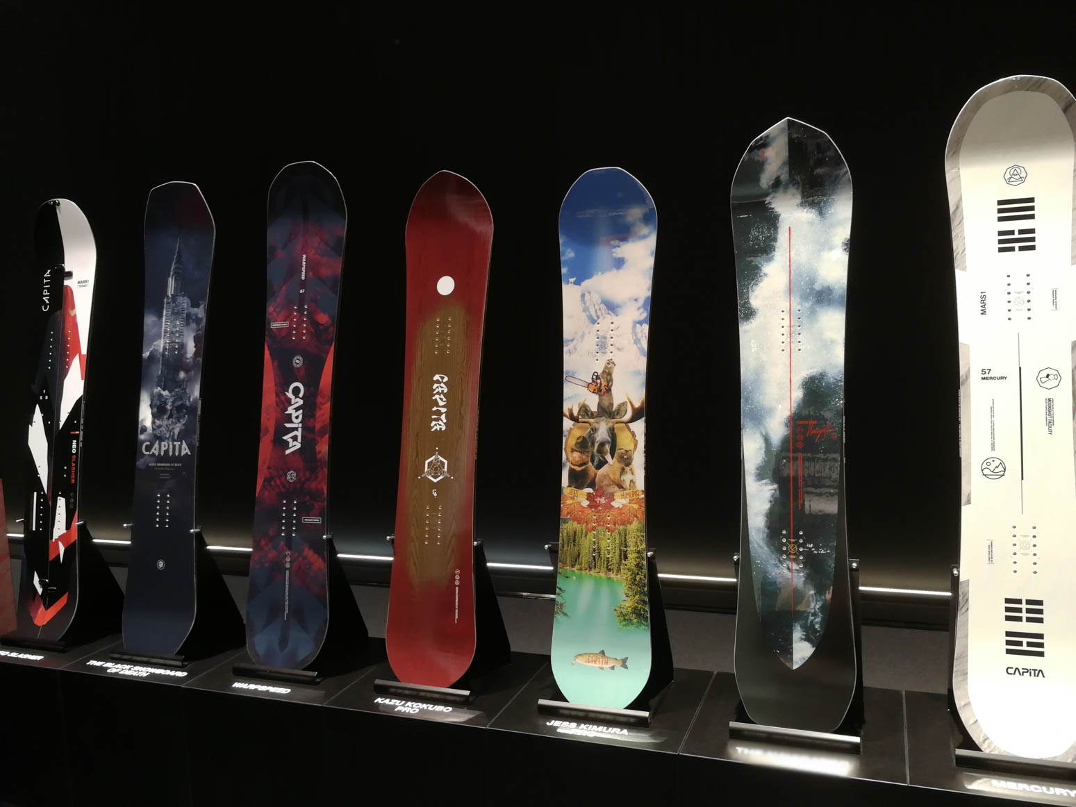 Capita (links nach rechts): Neo Slasher, Black Snowboard of Death 18/19, Warpspeed, Kazu Kobubo Pro, Jess Kimura Pro, The Navigator, Mercury