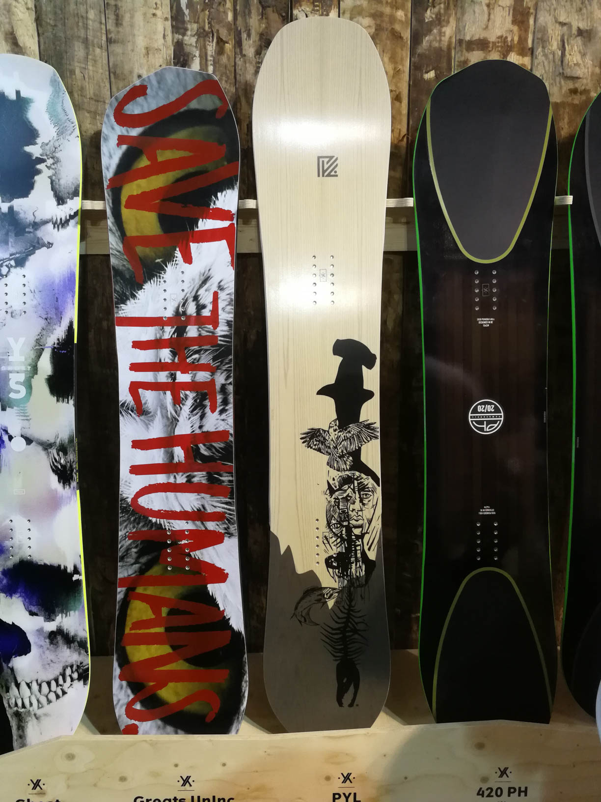 YES Snowboards (links nach rechts): Ghost, Greats UnInc., PYL, 420 PH