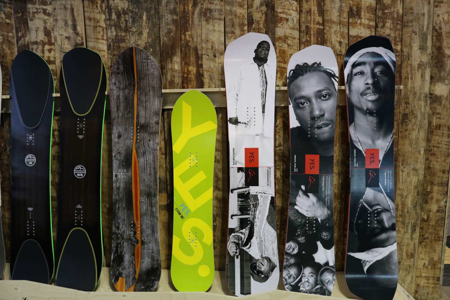 YES Snowboards (von links nach rechts): 420 PH, 20/20, 420, PowInc. für Kids, Greats.ForLife Serie