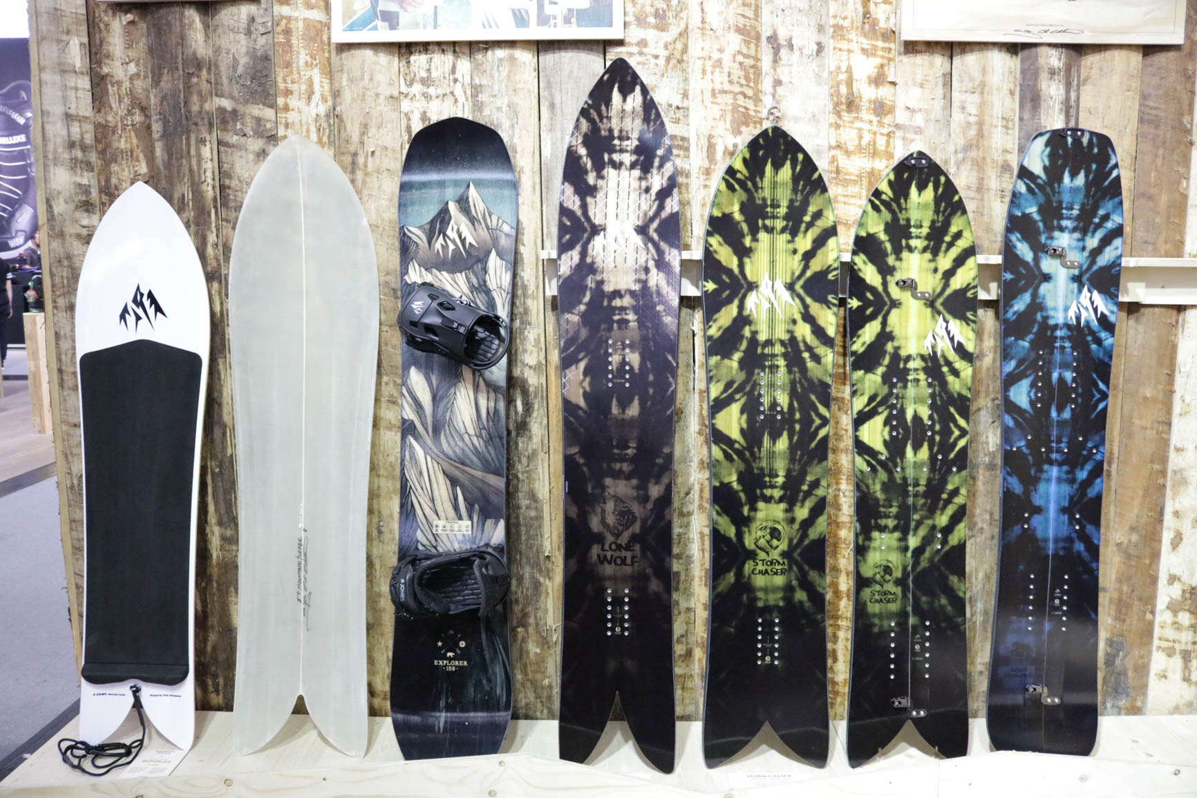 Jones Snowboards 18/19 (von links nach rechts): Moutain Surfer, Making off from the Mountain Surfer, Explorer, Lone Wolf, Storm Chaser, Storm Chaser Split, Mind Expander Split