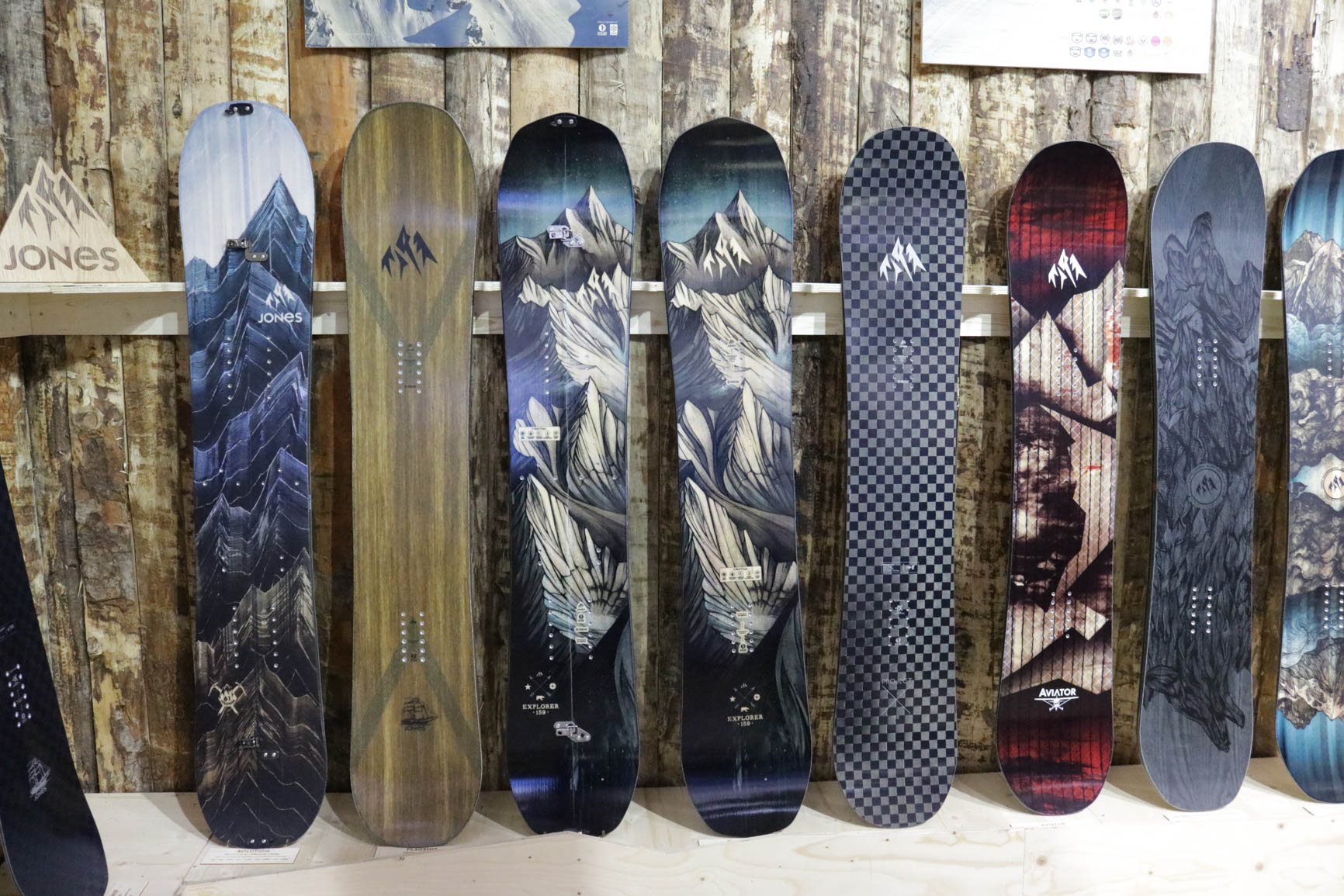 Jones Snowboards 18/19 (von links nach rechts): Solution, Flagship, Explorer Split, Explorer, Project X, Aviator, Ultra Mountain Twin