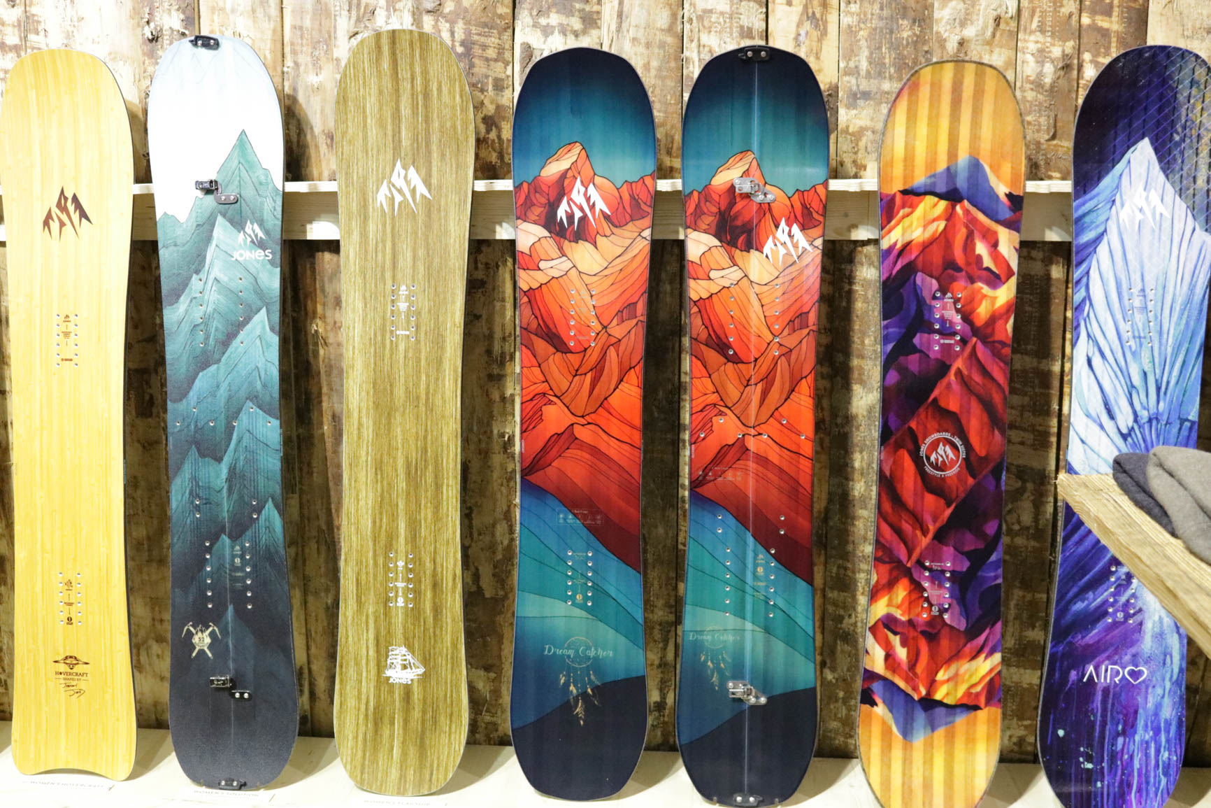 Jones Snowboards 18/19 (von links nach rechts): Hovercraft, Women's Solution, Flagship, Dream Catcher, Dream Catcher Split, Twin Sister, Airheart