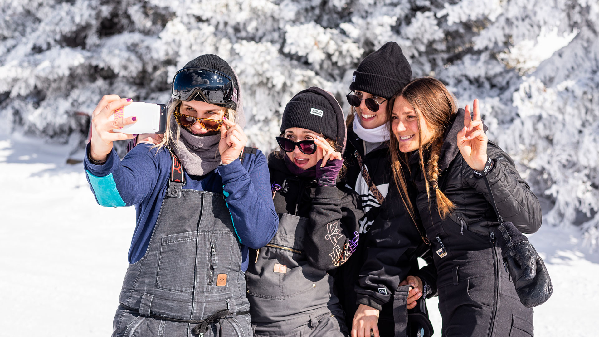 GAA-Slay-Days_Girls-Are-Awesome-Crew-Pipa-Paula-Sonia-and-Maya_by-Miriam-Lottes