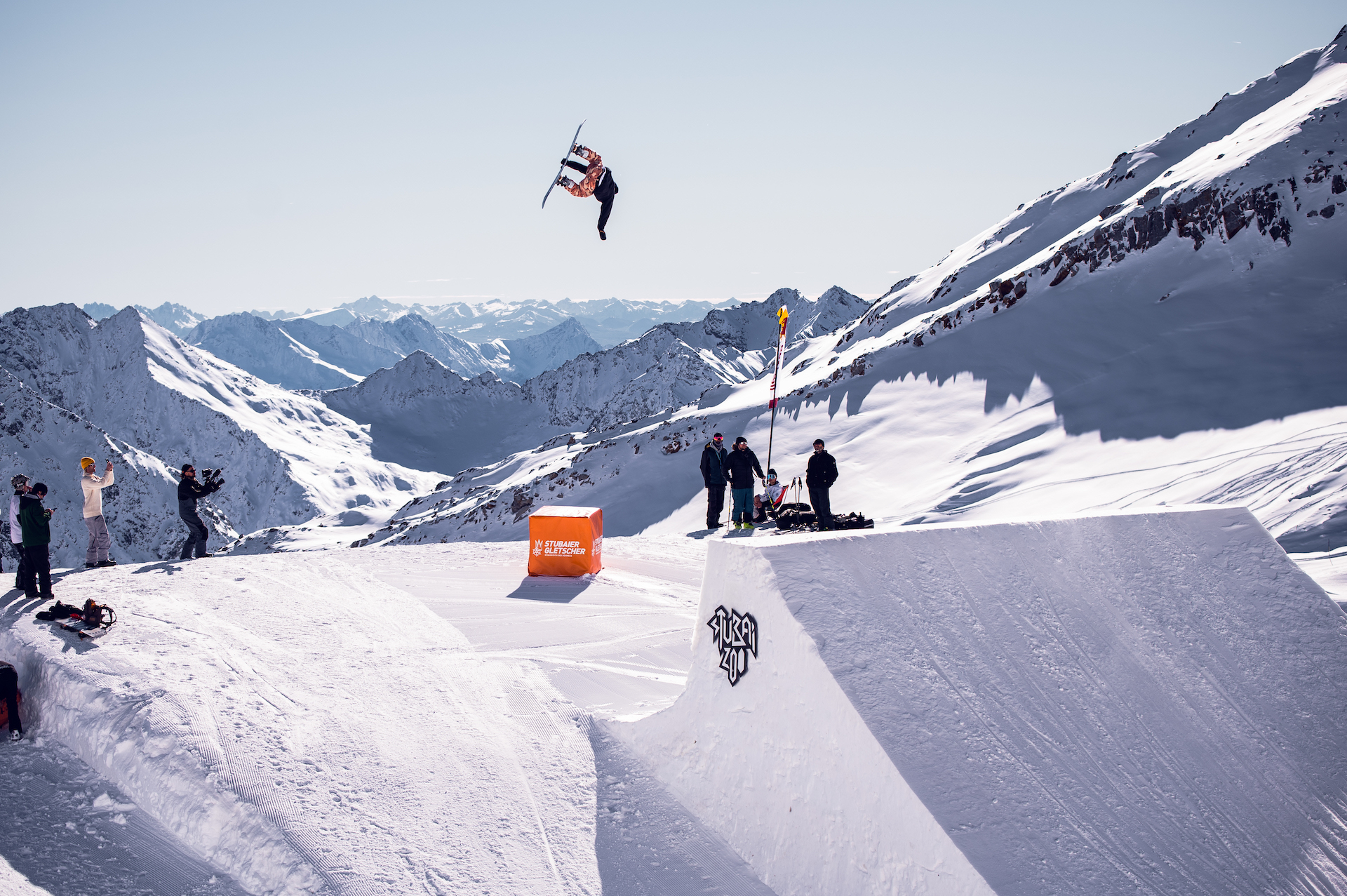 Snowboarder MBM - Stale Sandbech - Dub 10 Indy - Landscape