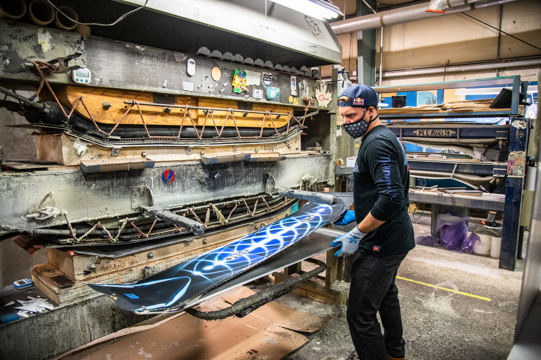 Snowboard selber bauen mit Travis Rice