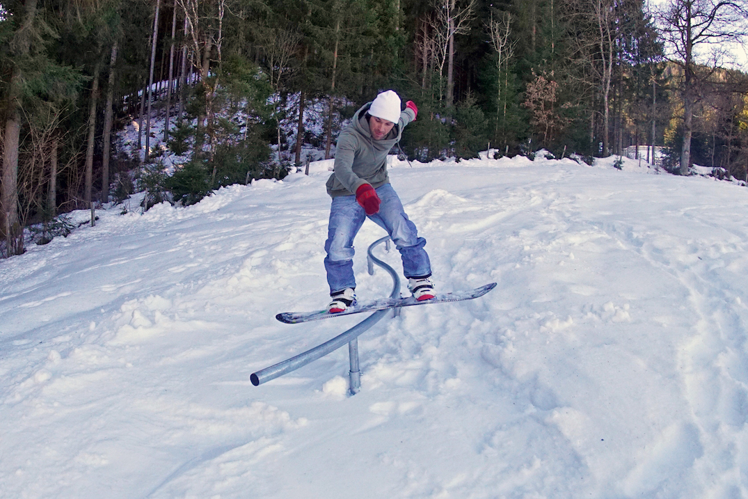 G69 DIY snowpark Afritz am See (AUT) - Patrick Rauter with a Lipslide through the snake rail - Martin Jakl