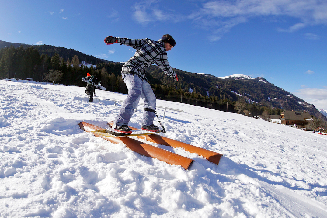 G69 DIY snowpark Afritz am See (AUT) - Patrick Rauter with a bananaslide on an ÄSMO powsurfer - Robin Ebner