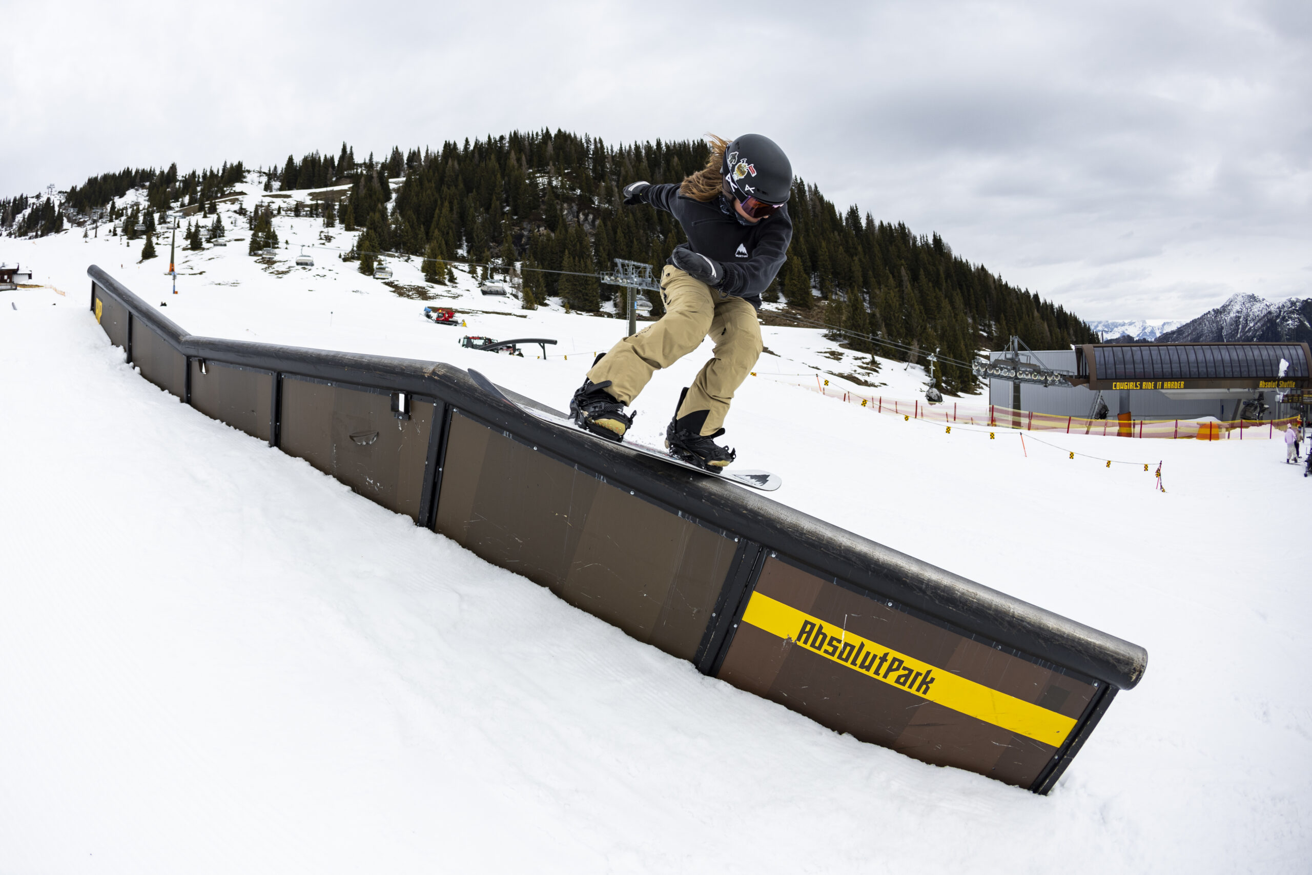2023-Absolutpark-FutureQueens_Boardslide_Sani_Alibabic