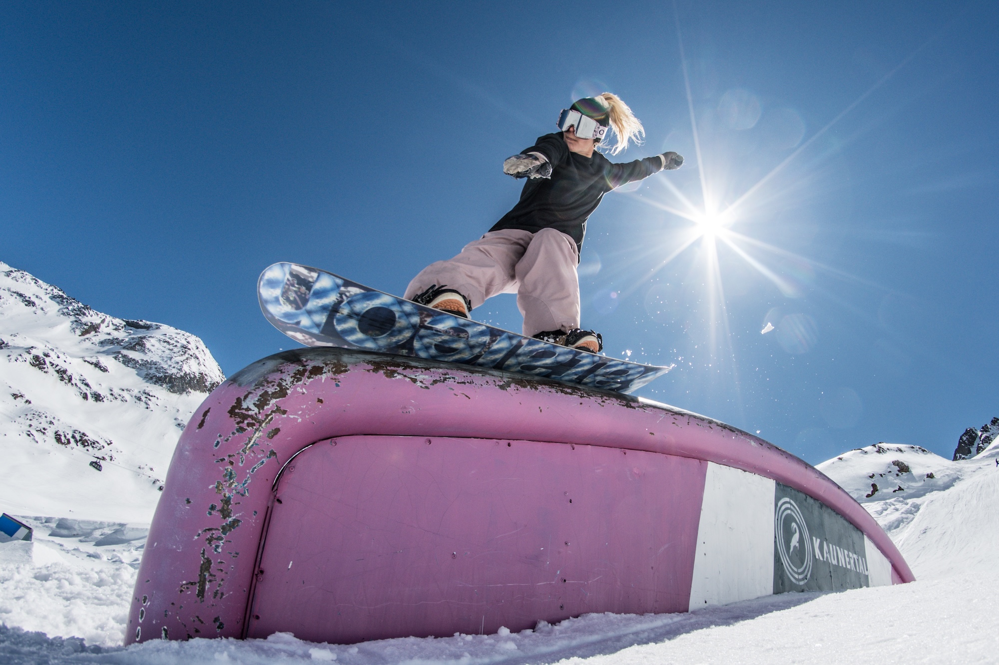 Der Park ist klar strukturiert und bietet definierte Lines für jedes Level. Die Pro Kicker Line richtet sich an erfahrene Rider, die an großen Tricks arbeiten wollen. Die Fun Jib Line ist ideal für Anfänger und Fortgeschrittene, die sich an Rails und Boxen herantasten. Die Advanced Jib Line baut darauf auf und kombiniert verschiedene Obstacles zu kreativen Features. Ergänzt wird das Ganze durch eine Slopestyle Section, die auch für Events genutzt wird. Für Einsteiger gibt es eine eigene Beginner Line mit kleinen Kickern und einfachen Jibs, während die Pro Jib Line mit Features wie S-Rail, Rainbow oder Double Elbow klar auf Experten abzielt.