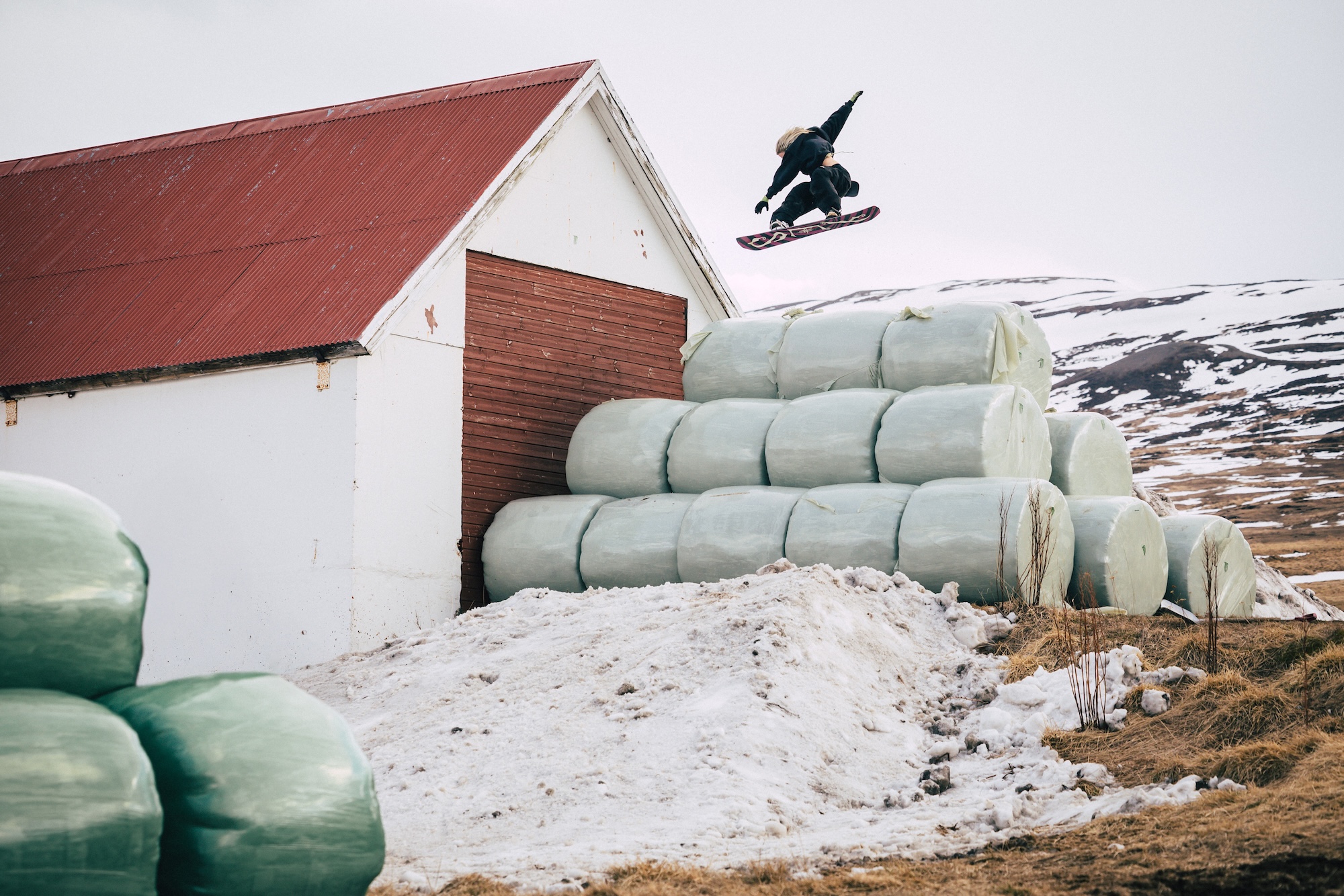 Farm Session statt Snowpark  Der Spot? Ein matschiger Parkplatz irgendwo auf einem isländischen Bauernhof.  Die Features? Alles, was sich irgendwie fahren lässt.  Ein umgekippter Dixi. Alte Küchengeräte. Rostige Metallteile. Improvisierte Rails. Was bei anderen Events als Sperrmüll durchgeht, wird hier zur Playground für einige der kreativsten Rider der Szene.  Die Farm Session ist das Herzstück des Events – rough, unberechenbar und genau deshalb so gut.