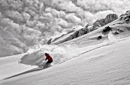 Tini Gruber geniesst den wahrscheinlich letzten Powder ihrer Saison.
