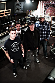 20 Jahre dabei und noch immer nicht alt: Pennywise sollen die Menge mit ihrem Punkrock aus der Reserve locken.