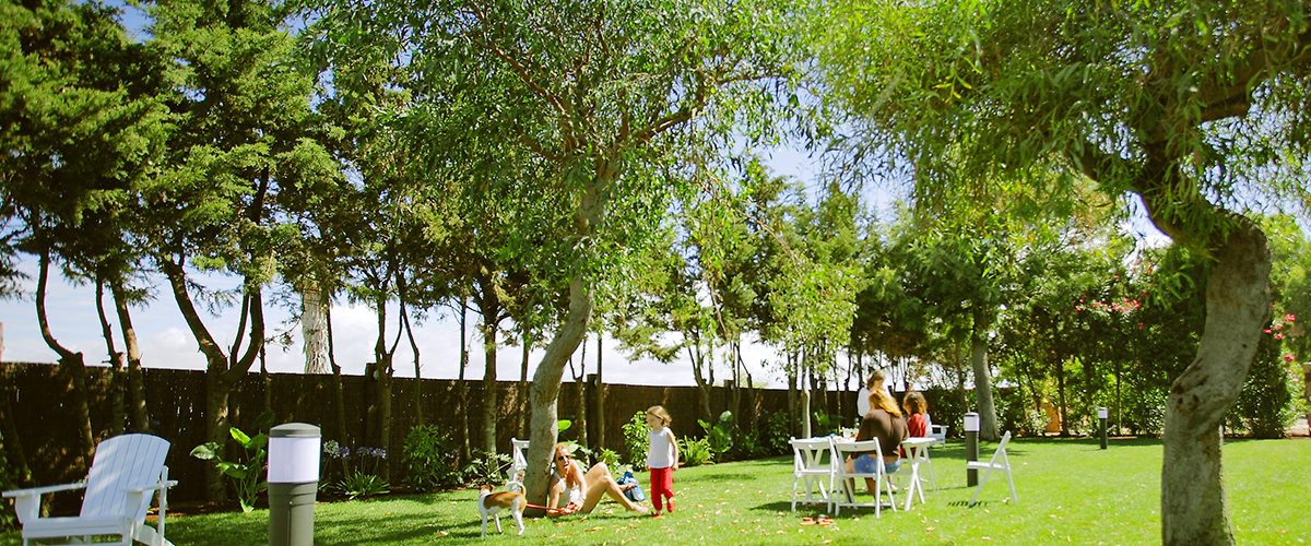 chilloutarea-garden-premium-surfcamp-spain-nexosurfhouse