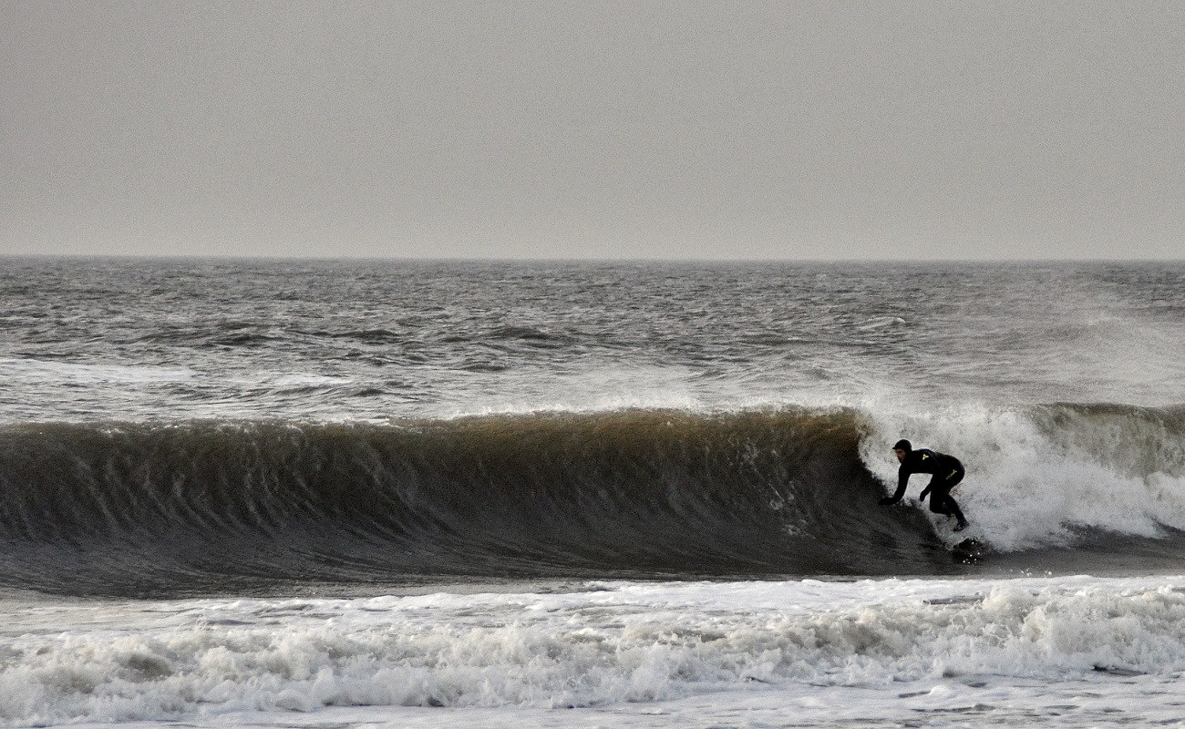 surfer-in-den-wellen-auf-sylt