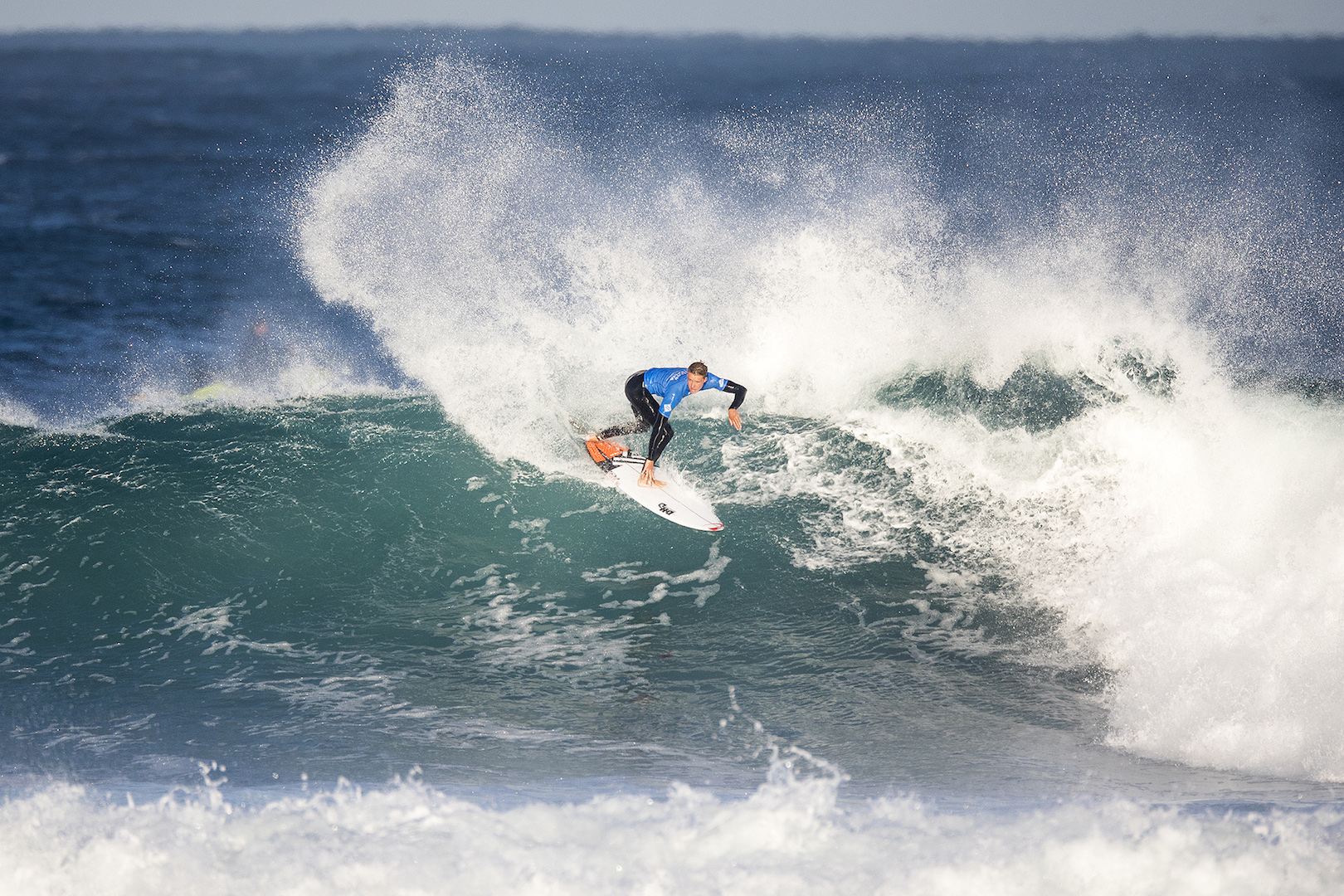 Jacob Willcox gewann seine Round 2 Heat gegen Gabriel Medina und kickte so einen Favoriten aus dem Event. credit: WSL / Dunbar Jacob Willcox gewann seine Round 2 Heat gegen Gabriel Medina und kickte so einen Favoriten aus dem Event. credit: WSL / Dunbar