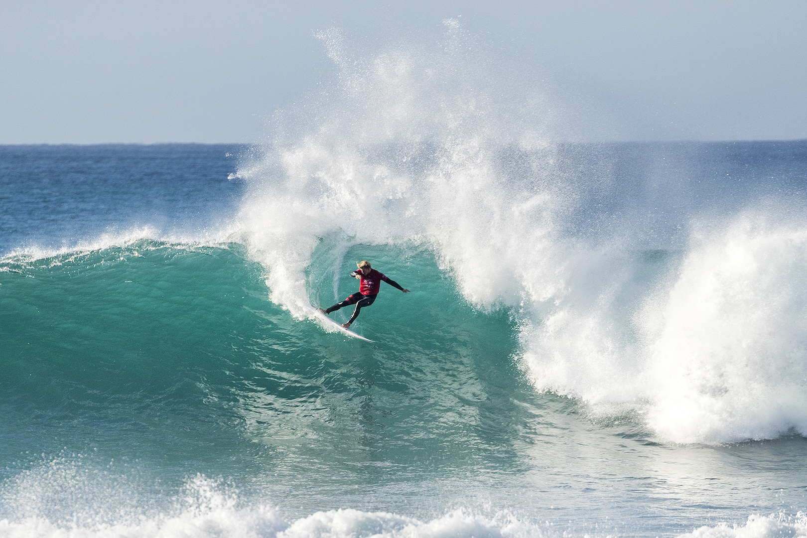 John John Florence in einer der langen J-Bay Walls. credit: WSL / Cestari John John Florence in einer der langen J-Bay Walls. credit: WSL / Cestari