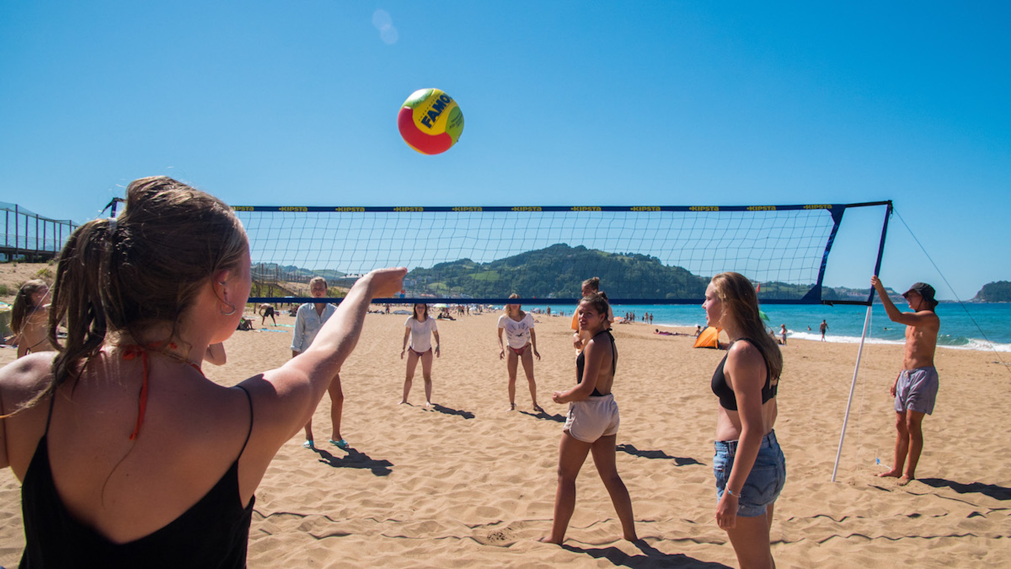 puresurfcamps-surfcamp-deluxe-zarautz-spanien-volleyball-strand