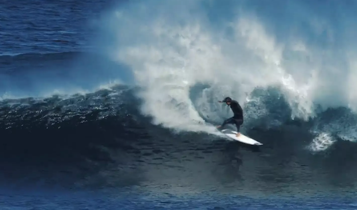 Jordy Smith surft zwischen den Haien