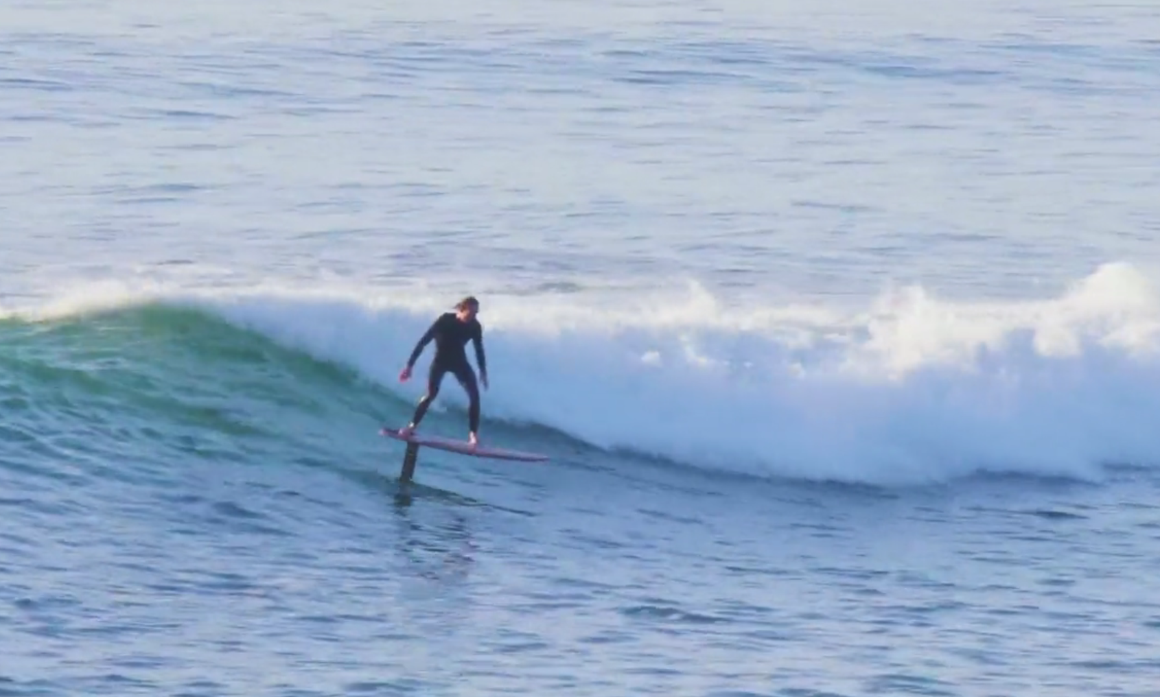 Andrew Niemann beim Surfen im Winter 17/18