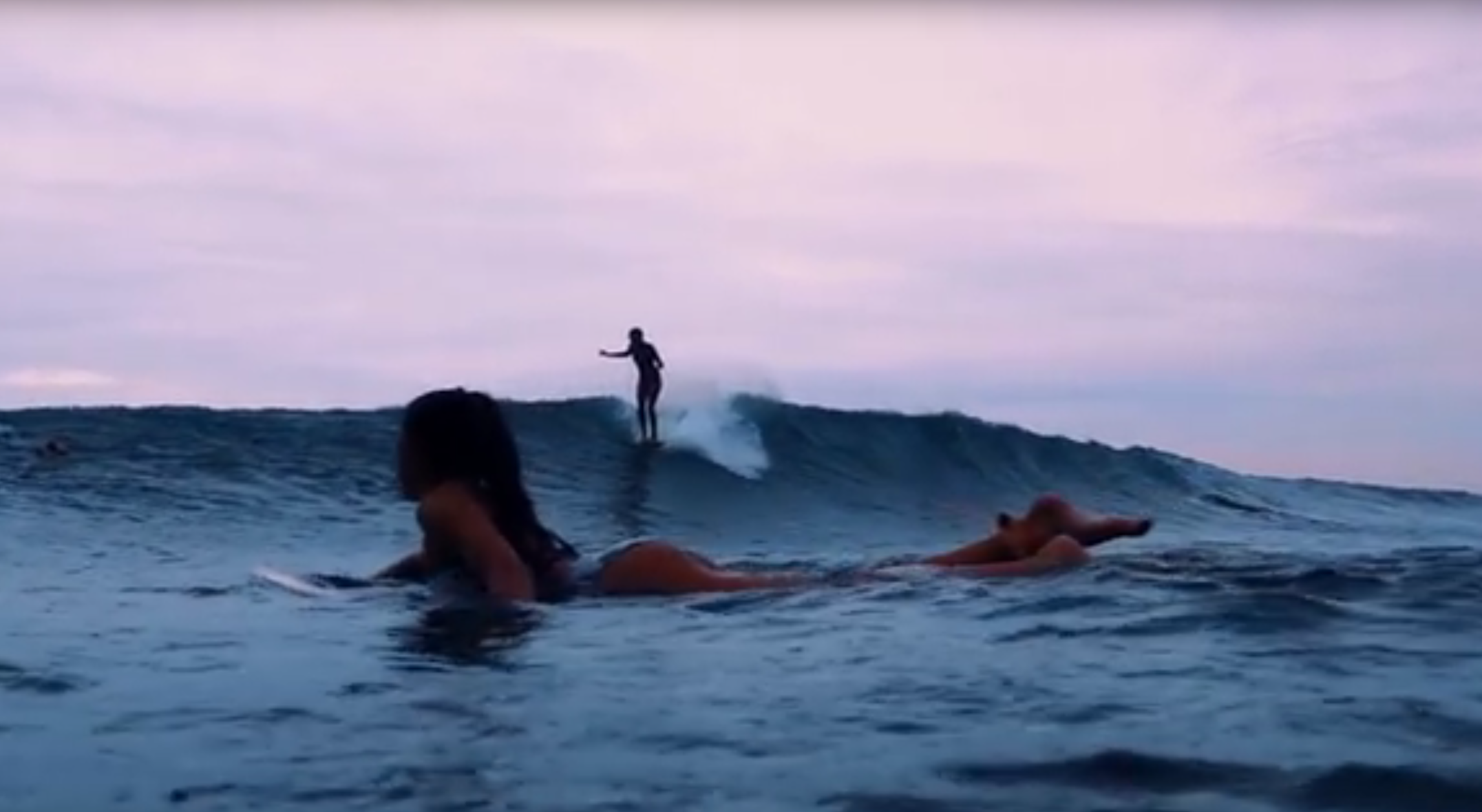 Tolle Frauen auf ihrem Longboard