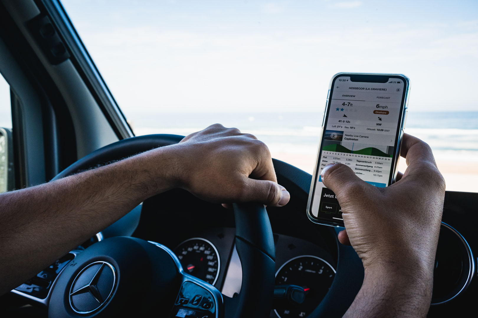 Ein Surfroadtrip wird anhand der Wellen "geplant".