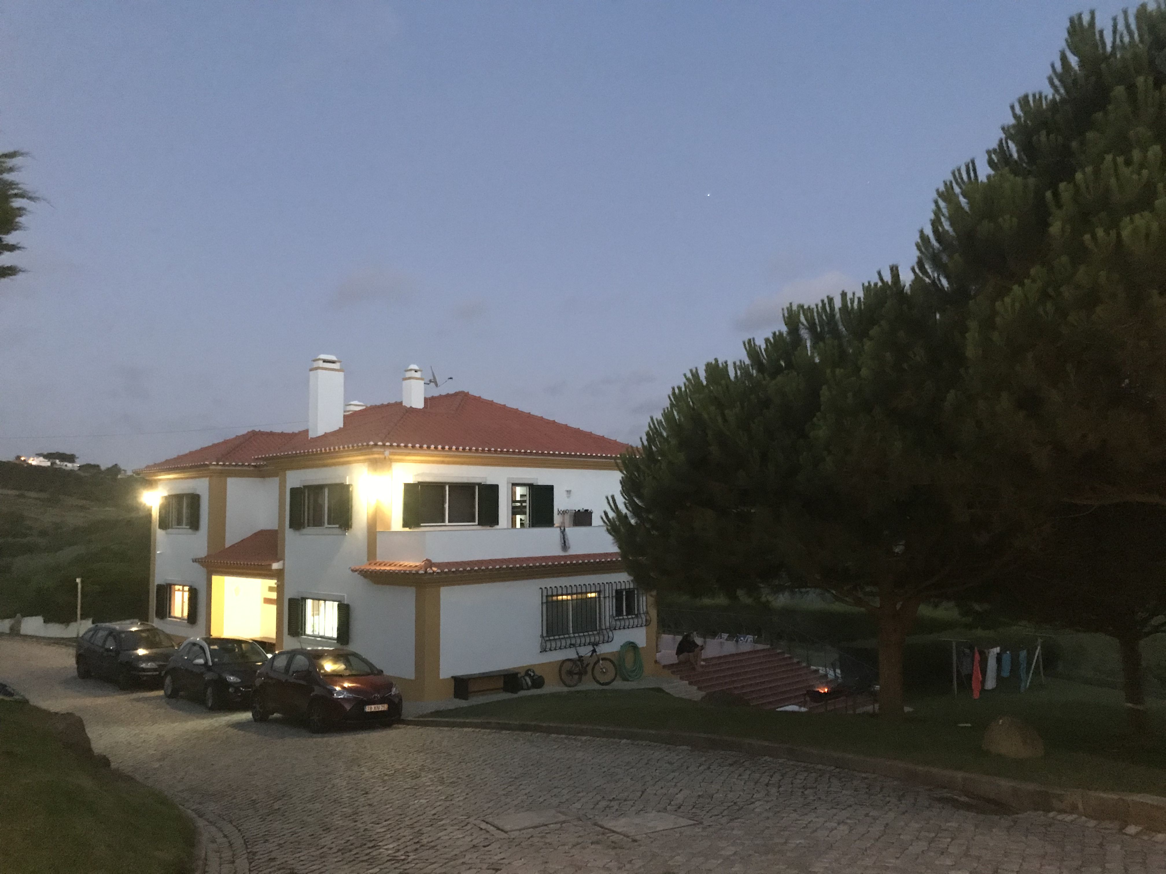 Das Portugal Surfcamp in der Dämmerung. Das Portugal Surfcamp in der Dämmerung.