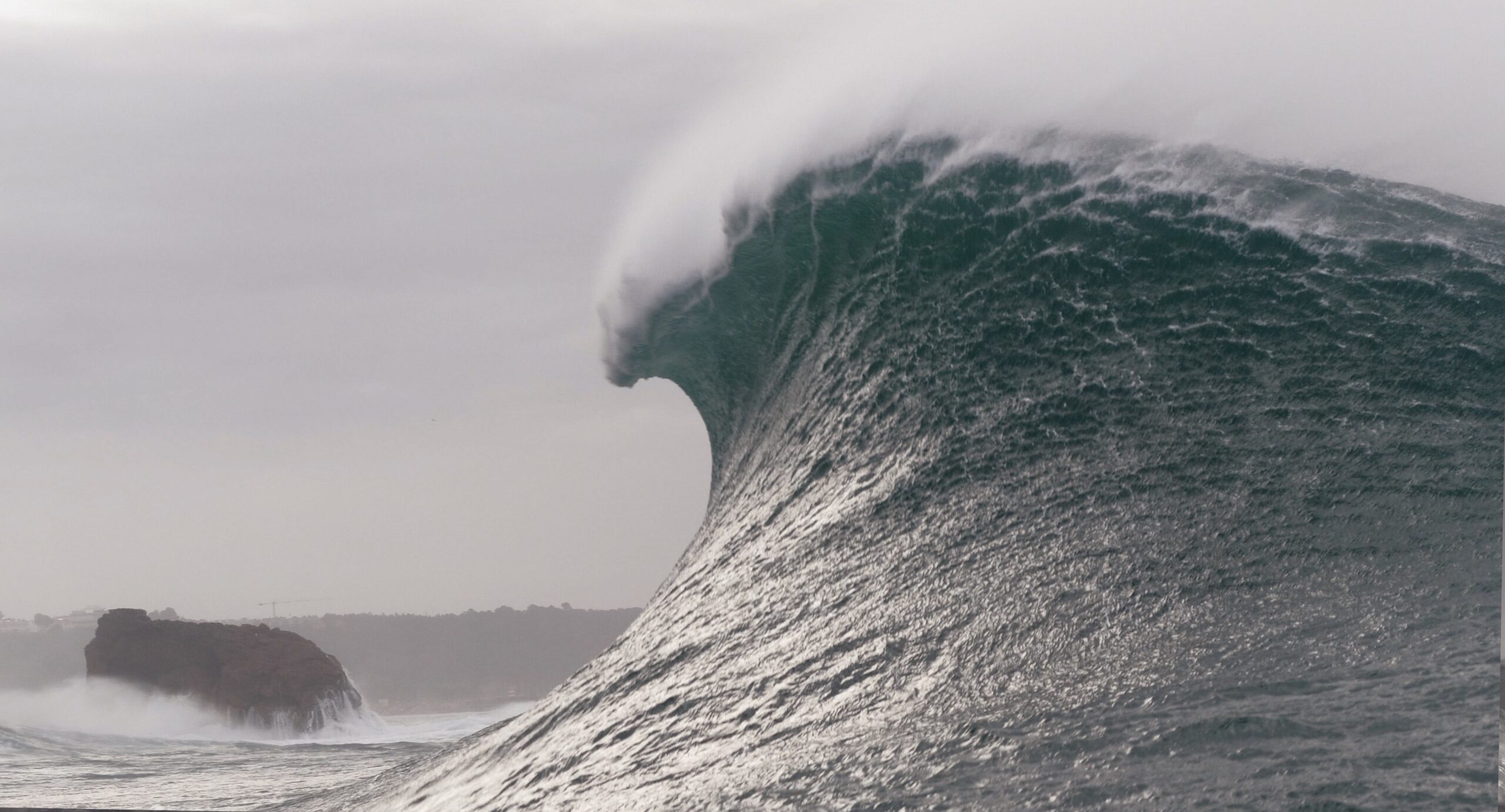 The Wave & The Rock Nazaré-Luis de Sá