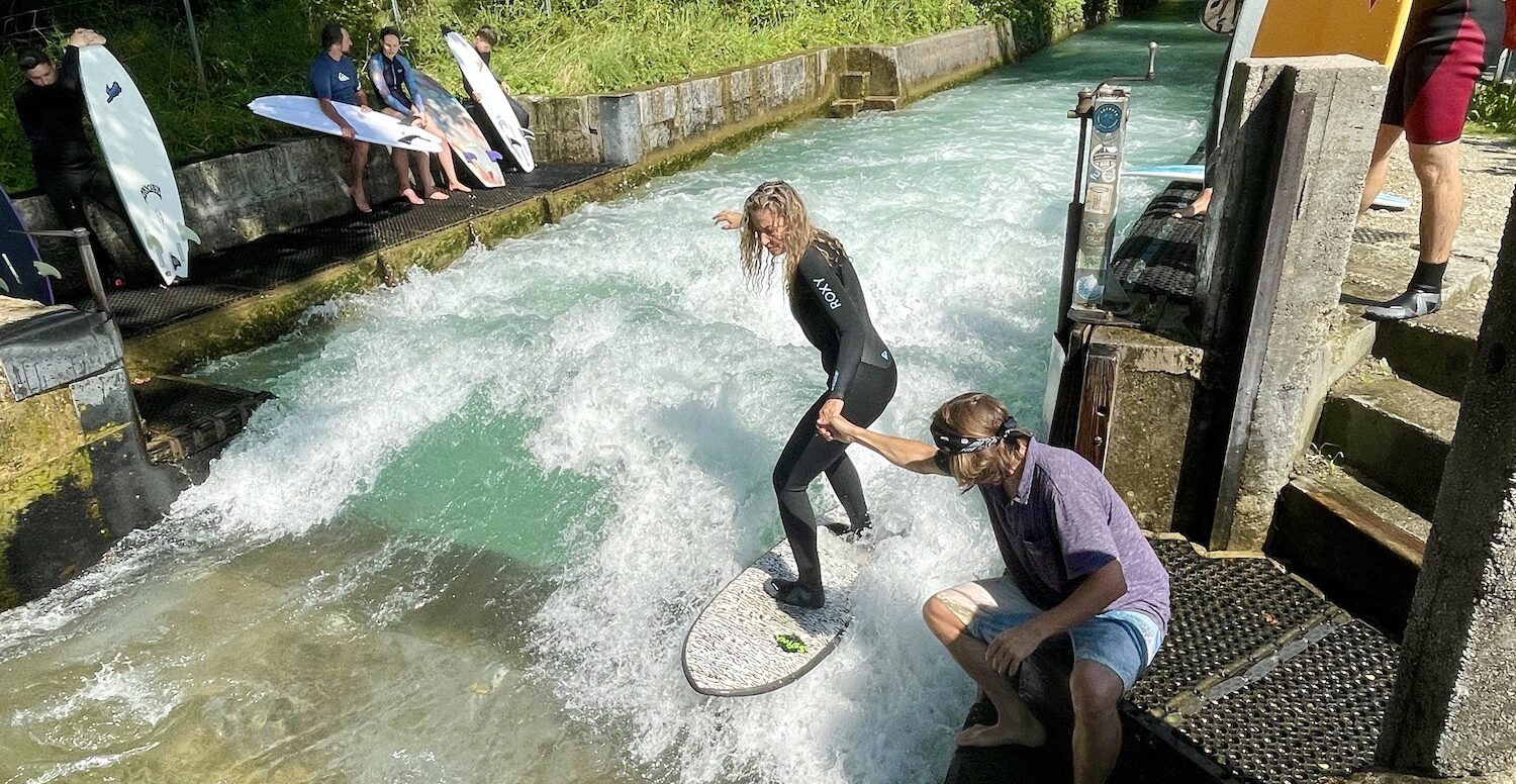 Sandra Gellan und Patrick mit der „helping hand“ auf der Almwelle (Salzburg) / Foto: Quirin Kopfhammer Sandra Gellan und Patrick mit der „helping hand“ auf der Almwelle (Salzburg) / Foto: Quirin Kopfhammer