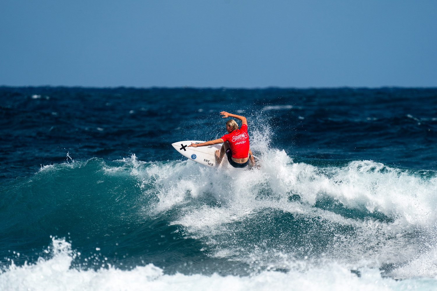 GER_ath_Tim_Elter_ath_ph_Pablo_Jimenez_ph Nachwuchssurfer Tim Elter holt sich Olympia Ticket Historischer Erfolg für Team Germany: Neben Camilla Kemp hat sich auch Tim Elter für Olympia qualifiziert! Paulina Keller von Paulina Keller Arecibo, Puerto Rico – Team Germany schreibt Geschichte! Nachdem sich schon Camilla Kemp als erste deutsche Surferin für die Olympischen Spiele 2024 qualifiziert hat, holt sich nun auch der 20-jährige Tim Elter sein Ticket für Olympia – als jüngster Teilnehmer in der Geschichte. Er konnte sich bei der Weltmeisterschaft im Wellenreiten in Arecibo, Puerto Rico am 2. März für die Olympischen Spiele qualifizieren. Der 20-jährige Tim Elter, der es erst gerade frisch ins deutsche Nationalteam geschafft hatte, sicherte sich auf seinen ersten ISA Weltmeisterschaften seine Teilnahme an den Surfwettkämpfen in Teahupo’o, Tahiti (Französisch-Polynesien), wo er als einer von 24 Surfern für Team Deutschland antreten wird. „Dieser doppelte Erfolg markiert einen bedeutenden Meilenstein für den deutschen Wellenreitsport und unterstreicht die internationale Wettbewerbsfähigkeit der deutschen Surferinnen und Surfer“, so der Deutsche Wellenreit e.V. Team Germany galt als Underdogs bei den ISA World Championships in Puerto Rico. „Nach der langen Vorbereitung und den ersten paar Heats hatte ich ein extrem hohes Selbstvertrauen, dass wir alle gemeinsam diesen Traum erfüllen. Die Vorbereitung der letzten vier Jahre hätte dank Trainern und Teammitgliedern nicht besser sein können. We are proven concept.“ – Tim Elter. Ähnliche Artikel Camilla Kemp Olympia ISA Olympia Ticket für Camilla Kemp! Olympia Ticket für Camilla Kemp! Hollow Coves Hollow Coves mit neuem Album & Deutschland Tour 2024 Hollow Coves mit neuem Album & Deutschland Tour 2024 Dave Rastovich family Lauren L. Hill, Dave Rastovich & Familie im verlorenen Paradies Lauren L. Hill, Dave Rastovich & Familie im verlorenen Paradies Historischer Platz 6. Platz für Team Germany bei den ISA Weltmeisterschaften Vom 23. Februar bis zum 3. März 2024 fand die Weltmeisterschaft im Wellenreiten in Arecibo, Puerto Rico, statt. Das Surf Team Germany erzielte dabei einen herausragenden Erfolg: mit dem besten Teamergebnis in der Geschichte des deutschen Surfsports sicherte sich das Team den 6. Platz in der Gesamtwertung und lies dabei große Surfnationen wie die USA hinter sich. Unter der erfahrenen Leitung von Headcoach Didier Piter und Assistenzcoach Martin Walz zeigte das Surf Team Germany eine herausragende Performance und machte die Sensation perfekt: Camilla Kemp und Tim Elter sicherten sich zwei der begehrten Qualifikationsplätze für die Olympischen Spiele 2024 in Teahupo’o, Tahiti (Französich-Polynesien), wo sie als zwei von 48 Surfer:innen für Team Deutschland antreten werden. Camilla Kemp und Tim Elter belegten jeweils den 11. Platz, Dylan Groen wurde 19., Rachel Presti 25. Noah Klapp schließt das Event auf Rang 33 ab. Deutschlands erster Olympiateilnehmer im Wellenreiten Leon Glatzer (Tokyo 2020) wurde 46. Die erneute Qualifikation für die Olympischen Spiele unterstreicht die herausragende Entwicklung des Surf Team Germany seit Beginn der Förderung durch den Deutschen Olympischen Sportbund (DOSB) und das Bundesministerium des Innern und für Heimat (BMI). Ein besonderer Dank gilt auch der Stiftung Deutsche Sporthilfe, sowie den Olympiastützpunkten, an denen das Team trainiert. Ohne diese Unterstützung wäre dieser Erfolg nicht möglich gewesen. DWV Präsident Michael Zirlewagen: „Gratulation an Camilla und Tim! Das jahrelange Training, der Ehrgeiz und Kampfgeist haben sich ausgezahlt. Wir sind wahrlich überwältigt, zu den Olympischen Spielen 2024 gleich zwei Athlet:innen aus Deutschland entsenden zu dürfen. Mein ausdrücklicher Dank gilt auch dem „Team hinter dem Team“, das sich im DWV in allen Bereichen so überragend engagiert.“